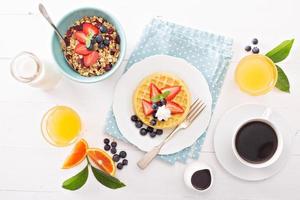 mesa de café da manhã com waffles e granola foto