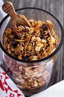 granola de café da manhã com chocolate em uma jarra foto