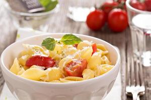 macarrão com queijo e tomate cereja foto