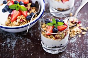 parfait de café da manhã com granola caseira foto