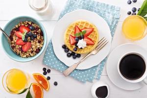 waffles de café da manhã com frutas frescas foto