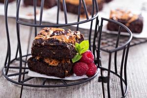 brownies com manteiga de amendoim em uma gaiola foto