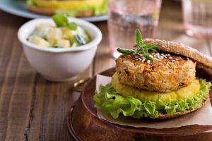 hambúrgueres veganos com feijão e legumes foto