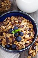 granola de café da manhã com chocolate em uma tigela foto