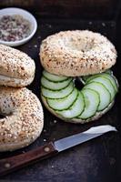 tudo bagels com cream cheese e pepino foto