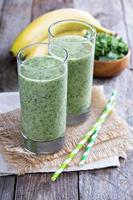 smoothie verde com banana e couve foto