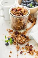 granola caseira com leite no café da manhã foto