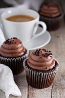 cupcakes de chocolate com uma xícara de café foto