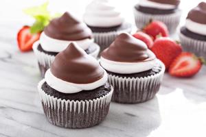 cupcakes de merengue de chocolate com morangos foto