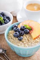 mingau de quinoa de café da manhã com frutas frescas foto