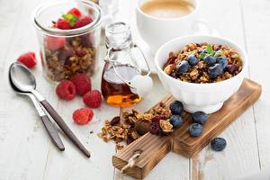 granola caseira com frutas no café da manhã foto