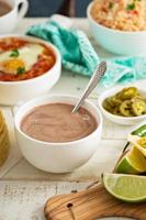 chocolate quente mexicano em uma mesa de café da manhã foto