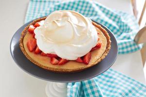 torta de merengue de limão e morango foto