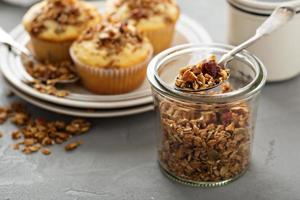 muffins de granola caseiros no café da manhã foto