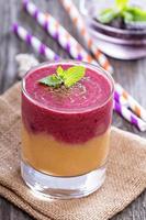 smoothie de duas camadas com pêssego e frutas vermelhas foto