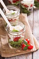 salada de legumes grega em uma jarra foto