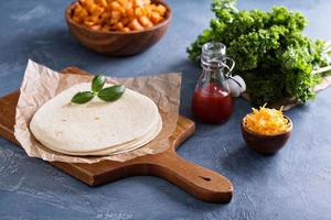 fazendo quesadillas com couve e batata doce foto