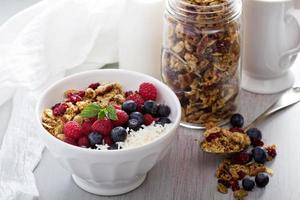 granola caseira com frutas foto