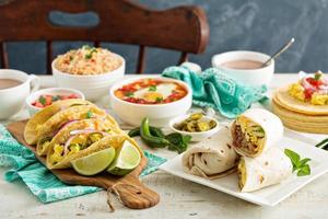 variedade de pratos da culinária mexicana em uma mesa foto