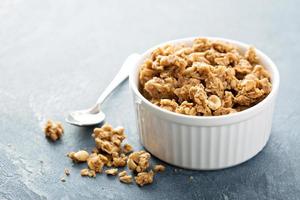 granola de manteiga de amendoim em ramekin branco foto