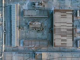 telhado plano de edifício industrial com equipamentos de engenharia. foto