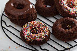 donuts caseiros de chocolate assados foto
