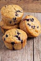 muffins de banana mirtilo saudáveis em uma mesa de madeira foto