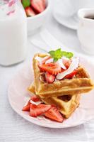 waffles de ricota com morango foto