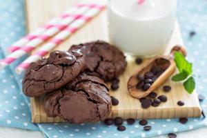biscoitos de chocolate em uma tigela foto