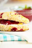 scones acabados de cozer com raspas de laranja e bagas foto