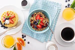 tigela de café da manhã com granola caseira foto