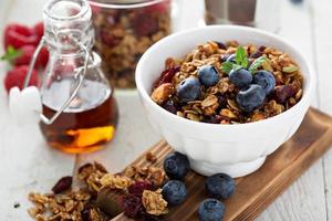 granola caseira com frutas no café da manhã foto