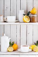 chá com frutas cítricas na prateleira foto