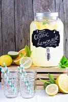 limonada caseira em dispensador de bebidas foto