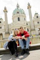 jovem casal tirando selfie em viena, áustria foto