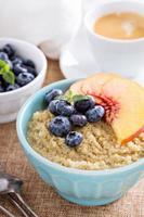 mingau de quinoa de café da manhã com frutas frescas foto