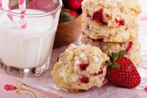 biscoitos de shortcake com morangos foto