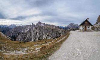 vista na pequena capela da montanha no parque nacional tre cime di laveredo. montanhas dos alpes dolomitas, região de trentino alto adige, dolomitas, itália foto