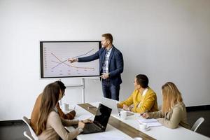 grupo de empresários multiétnicos trabalhando juntos e preparando um novo projeto em uma reunião no escritório foto