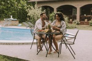 jovem casal sentado no quintal foto