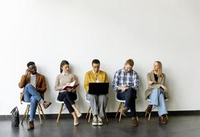 grupo de pessoas entediadas esperando a entrevista de emprego foto