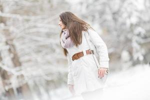 jovem mulher no inverno foto