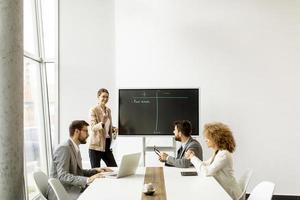 jovens empresários multiétnicos trabalhando juntos no escritório foto