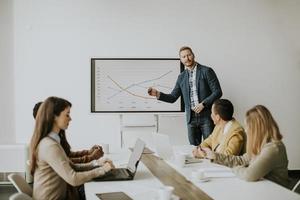 grupo de empresários multiétnicos trabalhando juntos e preparando um novo projeto em uma reunião no escritório foto