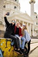 jovens tirando selfie com celular em viena, áustria foto