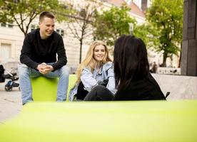 jovens sentados nos assentos do lounge em viena foto