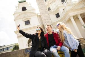 jovens tirando selfie com celular em viena, áustria foto