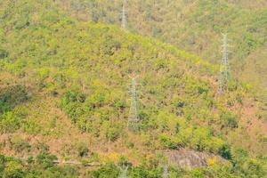 postes de energia de alta tensão são produzidos a partir de barragens hidrelétricas, postes de luz estão localizados no alto das montanhas para fornecer energia elétrica para pessoas e plantas industriais. foto