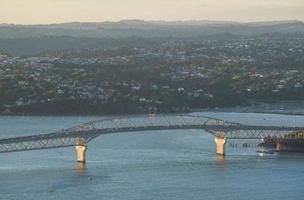 auckland harbour bridge é uma ponte autoestrada treliçada de oito pistas sobre o porto de waitemata, ilha norte, auckland. foto