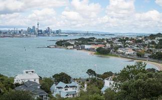 vista da paisagem urbana de auckland do topo do vulcão north head em devonport, ilha norte, nova zelândia. foto